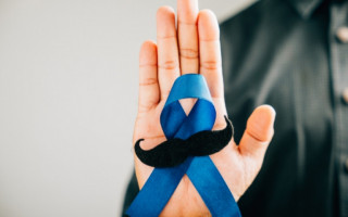 Homens com histórico familiar de câncer de mama podem apresentar aumento de risco de desenvolvimento de tumores prostáticos.