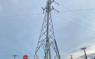 Torre fica no meio de uma rotatória.