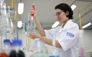 Serviço Nacional de Aprendizagem Industrial (SENAI) e o Serviço Social da Indústria (SESI) ofertam oportunidade de trabalho. 
