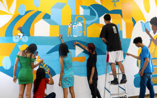 Durante a atividade de Oficina de Muralismo, os alunos transformaram uma parede branca e sem vida em um painel de arte.