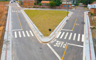 As três vias contam com mais de 300 moradores, que há décadas conviviam com o problema das erosões, bancos de areia, lama e muita poeira. Um dos diferenciais da obra é a rede de drenagem com mais de mil metros de extensão