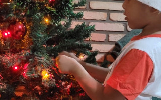 Desligar luzes e outros dispositivos elétricos decorativos sempre que você não estiver em casa reduz o risco de incêndios acidentais. 