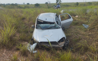 Veículo ficou destruído com o impacto do capotamento. 