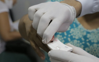 O teste rápido possibilita a identificação do paciente como soro positivo de maneira rápida e mais eficiente.