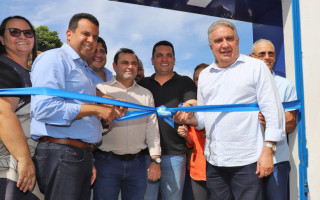 overnador em exercício do Tocantins, Laurez Moreira, no momento do descerramento da fita inaugural