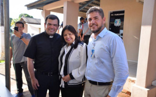 Valderez Castelo Branco ao lado do Diretor Presidente do Hospital Dom Orione, Padre Bruno e do Superintendente Executivo, Osvair Cunha.