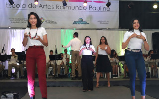  A noite de apresentações levou um desfile de moda com roupas produzidas na escola e biojoias feitas à mão, além de um concerto musical de composições autorais