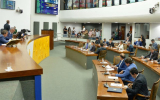 O projeto trata da contratação de crédito externo com o Banco Internacional.