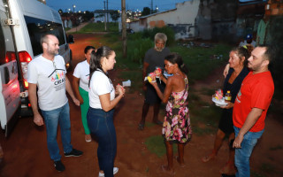 Entre os projetos esteve a 3ª edição do Natal na Rua, momento em que os servidores do CREAS distribuíram marmitex, mini panetones e refrigerantes às pessoas em situação de rua