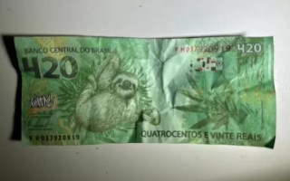 Dinheiro falso encontrado com os suspeitos.