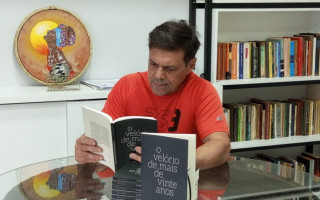 Escritor jj Leandro com seu novo livro, 