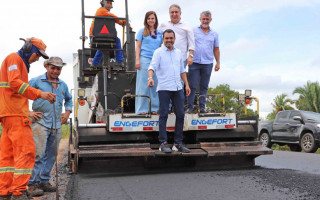 Governador Wanderlei Barbosa vistoria obra de pavimentação da TO-010, em Esperantina.