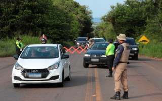 Nesta manhã, 22, durante uma blitz educativa na rodovia TO-222, os agentes distribuíram panfletos e informaram aos condutores sobre as principais medidas de segurança no trânsito para uma viagem segura