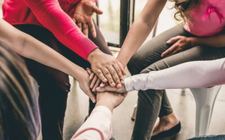 Essa legislação visa reconhecer e valorizar a autoestima da mulher.
