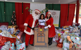 Chegada do Bom Velhinho emocionou as crianças que aguardavam o presente de Natal.