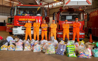 Bombeiros militares do 1º Batalhão, em Palmas, com os alimentos arrecadados no Projeto Hora de Doar