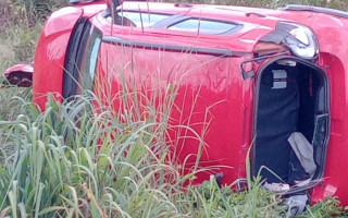 Carro capotou na TO-335 a caminho de Couto Magalhães. 