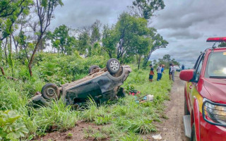 Em Dianópolis, carro fica com as rodas para cima após colidir com motocicleta.