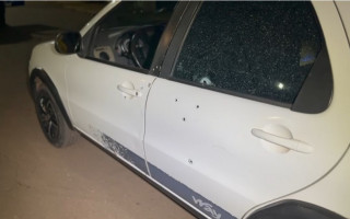 Carro da vítima foi atingido com vários disparos. 