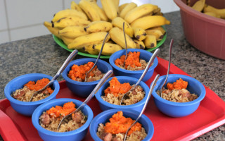 Cerca de 22 mil alunos da rede municipal são beneficiados com os mais de 30 tipos de alimentos requisitados neste edital entre verduras, legumes, frutas e outros