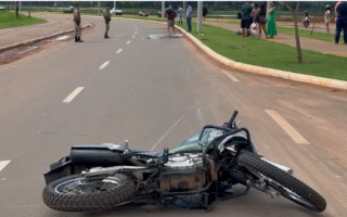 Motocicleta parou cerca de 100 metros do local da colisão com o meio-fio. 