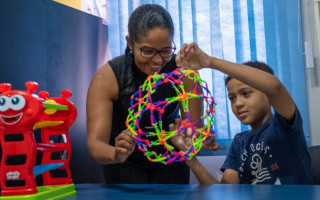 Além das consultas médicas, fonoaudiológicas e odontológicas, as crianças também recebem apoio educacional especializado no formato de terapias, que são aplicadas por mais de 30 profissionais de diversas áreas