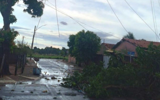 Chuva em Talismã causa estragos na rede elétrica em dezembro.