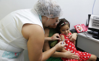 As crianças não vacinadas ou com doses em atraso poderão completar o esquema de três doses, seguindo o intervalo recomendado. Crianças que já receberam as três doses da vacina não precisam de adicionais