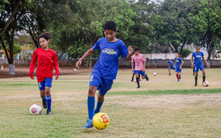 Escolinha Nilton Santos é desenvolvida pela Secretaria dos Esportes e Juventude e incentiva a prática esportiva por meio de aulas gratuitas