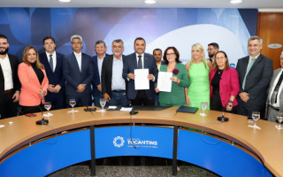 No Palácio Araguaia, Wanderlei Barbosa sancionou a Lei Complementar Nº 153, com a presença do presidente da Aleto, Amélio Cayres, da desembargadora Etelvina Felipe, do procurador-geral de Justiça, Luciano Casaroti, do presidente da OAB-TO, Gedeon Pitaluga