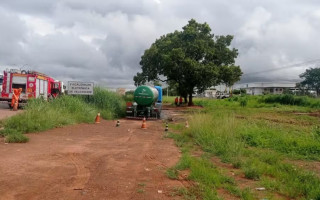 Caminhão derramou ácido sulfúrico às margens da BR-153 em Araguaína. 