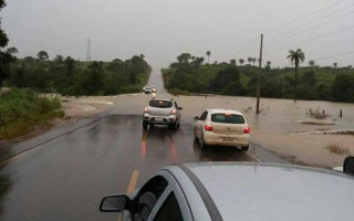 Trecho da BR-153 fica inundado após córrego transbordar no sul do estado.