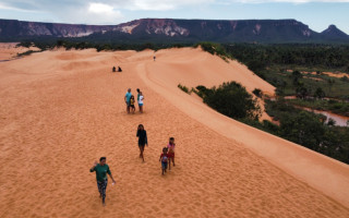 As crianças passaram a tarde nas Dunas do Jalapão recebendo orientações práticas sobre educação ambiental e conservação.