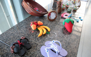 Os interessados em participar dos cursos de Manicure, Pedicure, Bordado à Mão, Crochê, Pintura em Tecido, Cabeleireiro e Artesanato em Feltropodem entrar em contato com o Centro de Geração de Renda