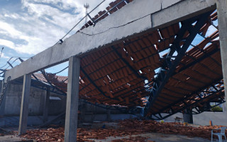 Estrutura de concreto não teria suportado preso do telhado. 