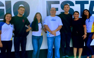 A equipe pedagógica foi à escola parabenizar os estudantes