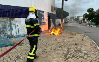 Os bombeiros estiveram no local que o contêiner foi incendiado.