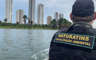 Fiscais ambientais realizam patrulhamento fluvial.