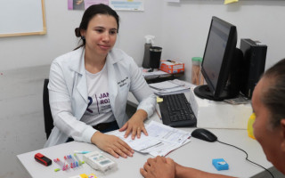 Exames específicos detectam a hanseníase, garantindo tratamento eficaz e apoio compassivo.