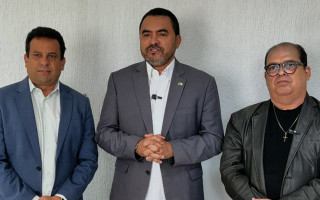 Governador Wanderlei Barbosa, ao lado do presidente da Fapt, Márcio Silveira; e do secretário de Estado da Educação, Fábio Vaz, anuncia o início das aulas do programa Educa Mais Tocantins