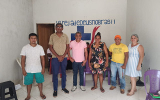 O gerente de Fiscalização Cândido Neto (ao centro) dialogou com a comunidade local durante cadastramento