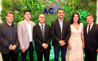 Governador Wanderlei Barbosa com o presidente da Acip, Roberto Bandeira, e líderes empresariais durante o evento.