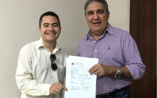Advogado Elson Dias da Silva ao lado do prefeito Laurez Moreira