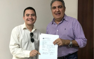 Advogado Elson Dias da Silva ao lado do prefeito Laurez Moreira