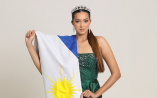 Glenda Carvalho com bandeira tocantinense