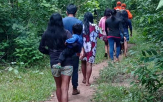 Moradores da Aldeia Macaúba ajudam nas buscas.