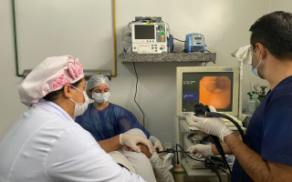 O cirurgião e gastroenterologista, Nelson Horácio durante procedimento