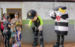  Na portaria da creche, os pais conheceram a Fatinha, o Amarelinho e a Vivi, e receberam panfletos com orientações que reforçam a importância de seguir as leis de trânsito