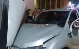 Carro atingiu fachada do Hospital Dom Orione. 