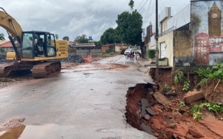 No local da ponte em demolição será construída uma nova travessia mais segura e que permite a vazão de um fluxo de água maior sem causar danos à estrutura.